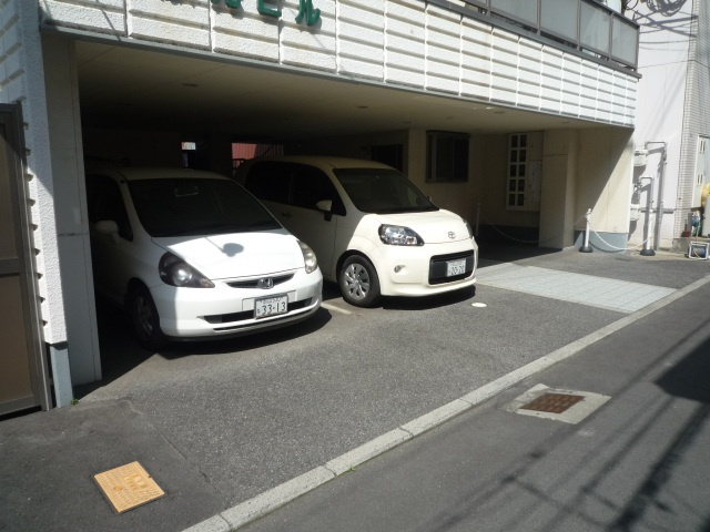 駅元ビルの駐車場