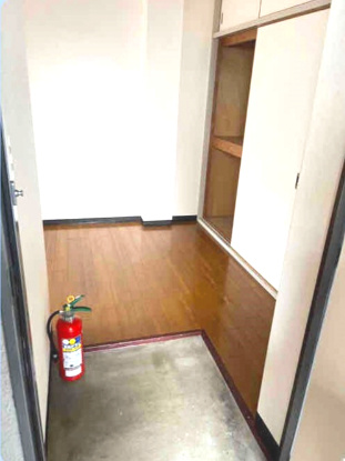野田屋町赤松ビルの玄関