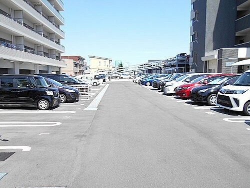 【駐車場】 | サーパス西長瀬グランテラス | 敷地内平面駐車場　※2022年5月撮影