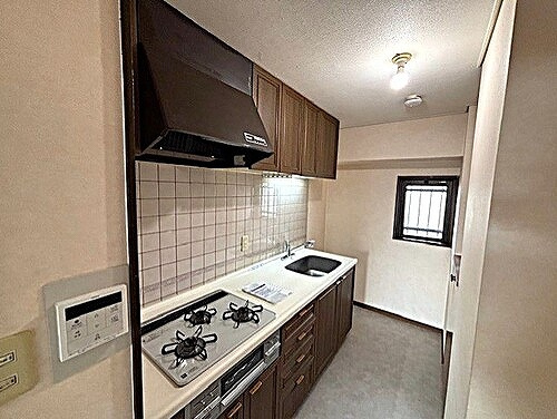 ライオンズマンション岡山医大東第２のキッチン|窓のある明るいキッチン　※2025年11月撮影