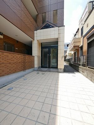 ラフィネス鶴見のエントランス