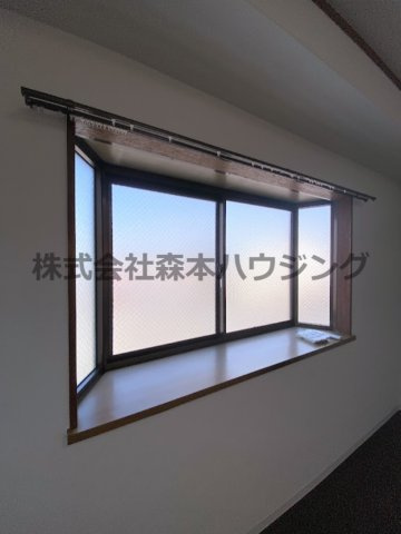 【内装】 | 　WESTヒルズ門真 | 出窓が明るくしてくれます