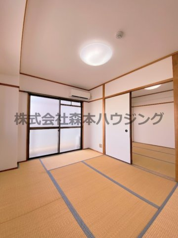【和室】 | 　WESTヒルズ門真 | リビングスペース代わりに使えそうな和室です