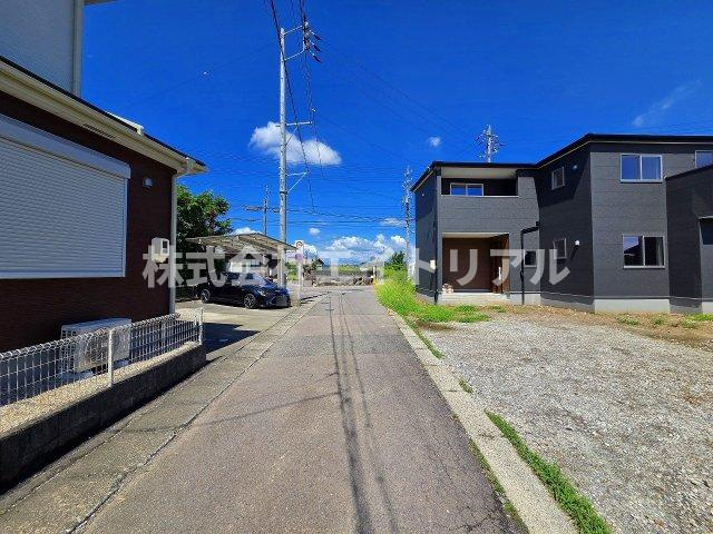美濃加茂市深田町2丁目　新築戸建　全2棟の前面道路含む現地写真