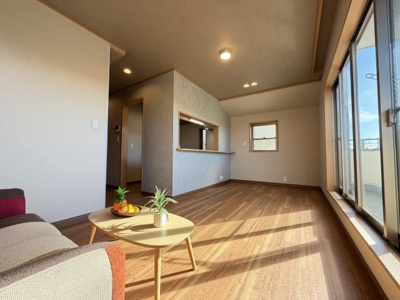 【居間・リビング】 | 東新小岩中古戸建c | 2F　13.7帖　LDK