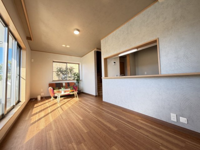 【居間・リビング】 | 東新小岩中古戸建c | 2F　リビングダイニング13.7帖