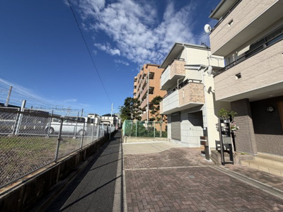 【外観】 | 東新小岩中古戸建c | 東南向き（位置指定道路＋歩道）