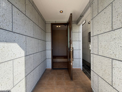 【エントランス】 | 東新小岩中古戸建c | 玄関ポーチ（雨にも濡れず荷物の出し入れもしやすいです。）