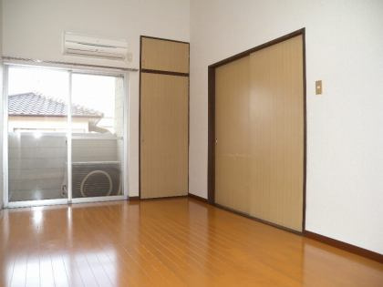 筑紫野市針摺中央１丁目のアパートの居間・リビング