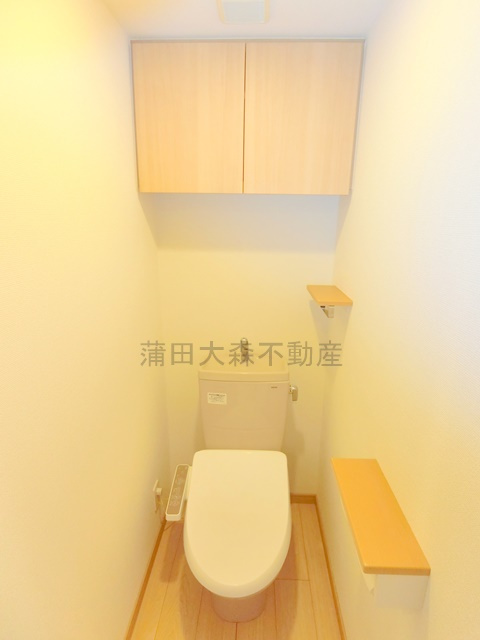 ルーブル仲六郷壱番館のトイレ|棚収納と温水暖房便座付きのトイレ