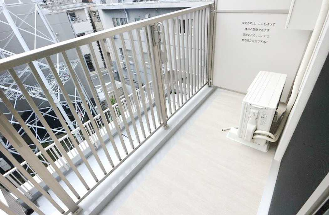 シェノン三軒茶屋　築浅　オートロック　バイク置き場のバルコニー