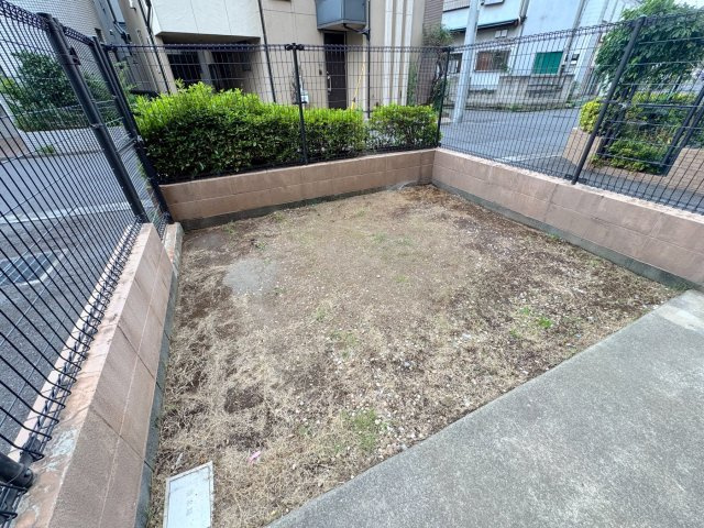 セレナハイム西浦和の庭|専用庭
約22.70㎡の広い専用庭では、ガーデニングやお子様のビニールプールなども楽しめます。専用駐車場に直接つながっているため、お買い物後の荷物の出し入れもスムーズです。