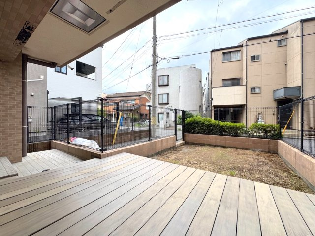 セレナハイム西浦和のバルコニー|バルコニー
約22.70㎡の広い専用庭では、ガーデニングやお子様のビニールプールなども楽しめます。専用駐車場に直接つながっているため、お買い物後の荷物の出し入れもスムーズです。