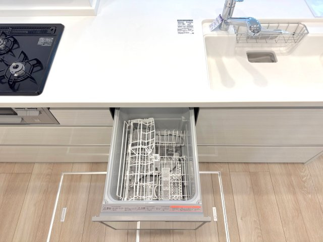 セレナハイム西浦和の発電・温水設備|食洗機
食器洗い乾燥機を完備。手荒れを防ぎ、食後の後片付けの手間を大幅に軽減します。