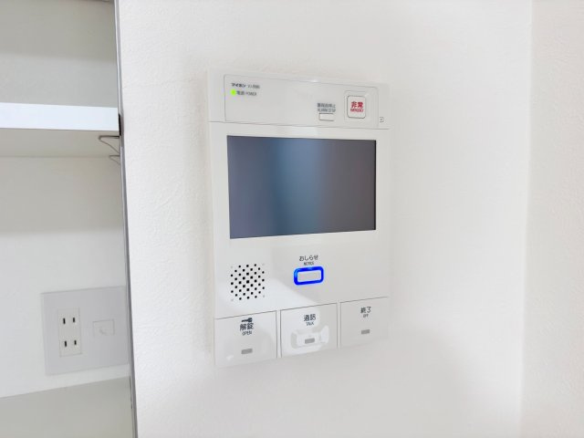 セレナハイム西浦和のセキュリティ|TVモニター付きインターホン
TVモニター付きインターホンを設置。室内から訪問者を確認できるため防犯面も安心です。