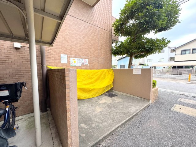 セレナハイム西浦和のその他共用部分|ゴミ置き場
敷地内に綺麗に管理されたゴミ置き場を設置。衛生的な住環境が保たれています。