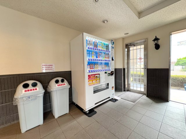 セレナハイム西浦和のその他共用部分|自動販売機
敷地・エントランス周辺には便利な自動販売機が設置されています。