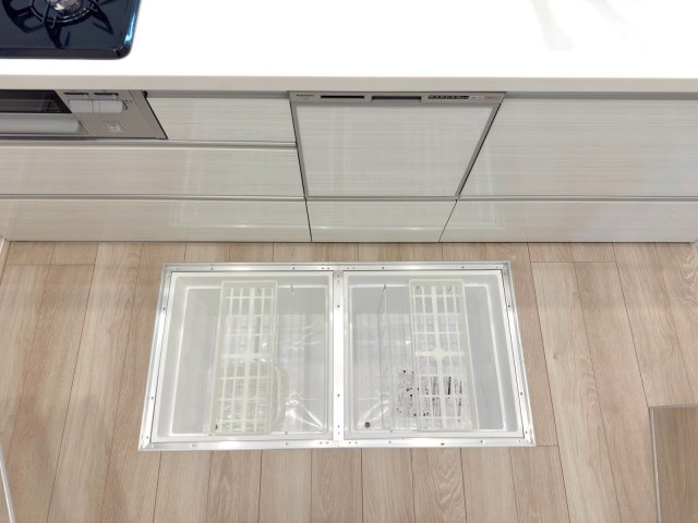 セレナハイム西浦和の収納|床下収納
キッチンスペースには便利な床下収納を完備。非常食やストック品の保管に最適です。