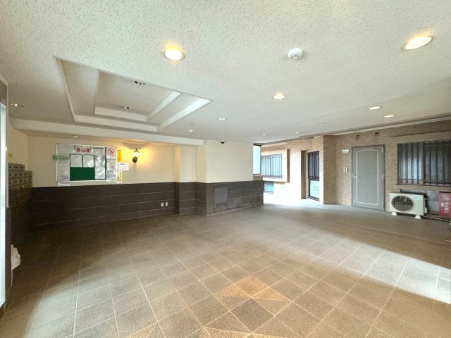 セレナハイム西浦和のエントランス|エントランスホール
清掃が行き届いた清潔感のあるエントランス。居住者を温かく迎え入れます。