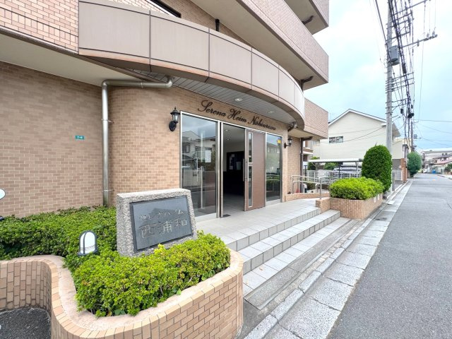 セレナハイム西浦和|エントランス外
手入れの行き届いたエントランスアプローチ。防犯面にも配慮された造りです。