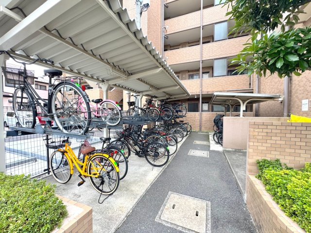 セレナハイム西浦和の駐輪場|駐輪場
屋根付きの駐輪場スペースを完備。大切な自転車を雨風から守ります。