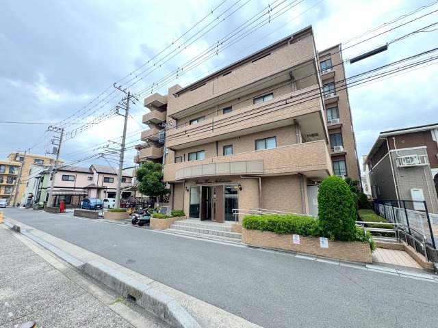セレナハイム西浦和の外観|落ち着いた雰囲気の整った外観です。周辺環境にも馴染む上品なデザインとなっています。