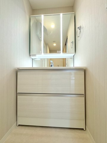 セレナハイム西浦和の独立洗面台|洗面台新規交換
使い勝手の良い独立洗面化粧台と洗濯機置場をすっきりと配置。浴室への動線もスムーズで、朝の身支度から帰宅後の手洗いまで快適に行える空間です。