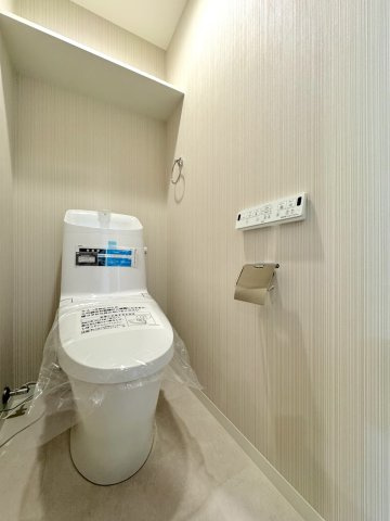 セレナハイム西浦和のトイレ|トイレ新規交換
温水洗浄便座付きトイレ新規交換済み。清潔感あふれる快適なプライベート空間です。