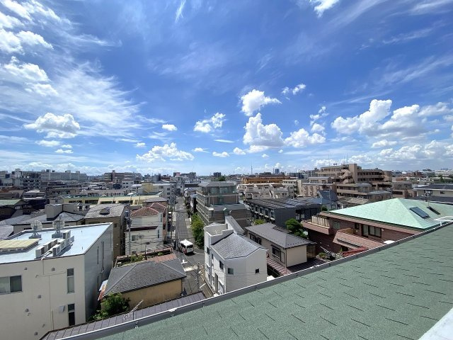 グリーンパーク北綾瀬弐番館の展望|【6階部分からの抜群の眺望】周辺に遮るものがなく、見晴らしの良い開放的なパノラマ眺望が広がります。遠くまで広がる青空を眺めながら心地よい風を感じられ、毎日の暮らしに癒やしを与えてくれます