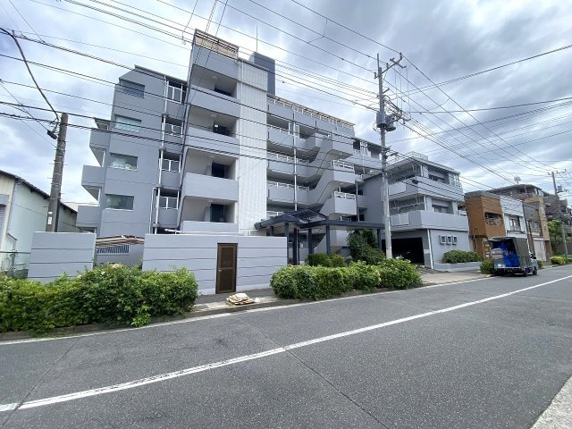 グリーンパーク北綾瀬弐番館の外観|落ち着いた閑静な住宅街に佇むスタイリッシュな外観マンション。周辺は落ち着いた住環境が広がっており子育て世代にも適しています。ぜひ現地にて実際の開放感や周辺環境の良さを直接お確かめください！
