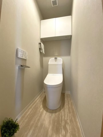 グリーンパーク北綾瀬弐番館のトイレ|【新規交換】衛生面も安心の温水洗浄便座付きトイレに刷新。落ち着きのある快適なプライベート空間に仕上がっています。手洗いもしやすく、清潔感あふれる空間で毎日心地よく快適にお使いいただけます。