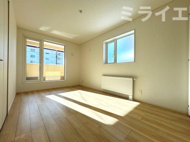 【新築戸建】札幌市北区新琴似5条16丁目2棟の洋室|2階洋室にはルーフバルコニーが設置されています。(同仕様物件)