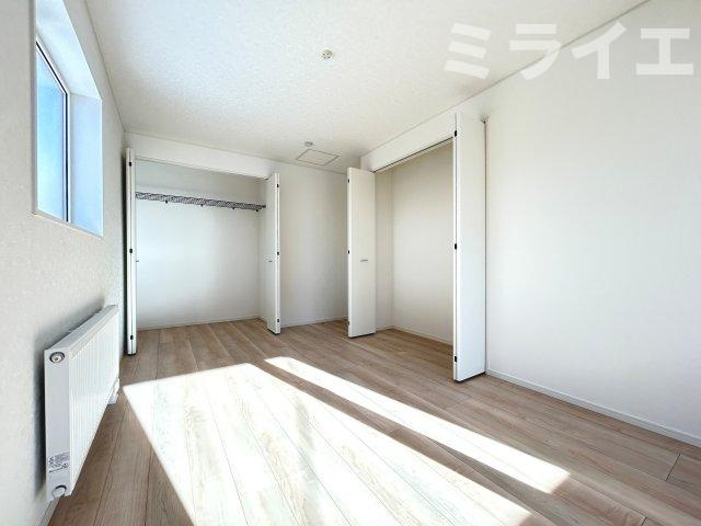 【新築戸建】札幌市北区新琴似5条16丁目2棟の収納|標準奥行90㎝で収納力のあるクローゼットを配置しています。(同仕様物件)