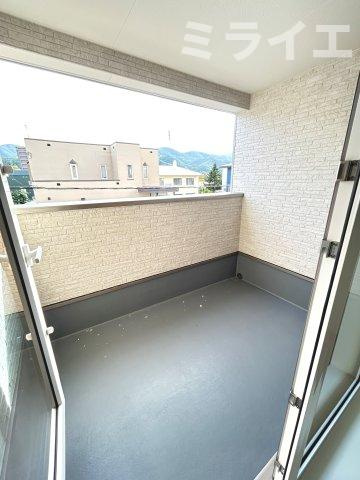 【新築戸建】札幌市北区新琴似5条16丁目2棟のその他|屋根付で雨・雪が入りにくいルーフバルコニーを採用しています。洗濯物干しだけではなく椅子を置いてのんびり過ごせる広さです。(同仕様物件)