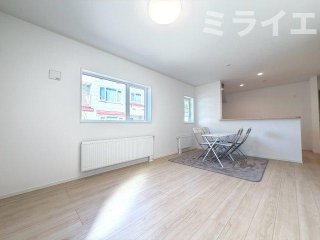 【新築戸建】札幌市北区新琴似5条16丁目2棟の居間・リビング|リビングが見渡せる対面キッチンを採用。内装(壁・床・建具)は白を基調とし、明るい雰囲気となっています。
