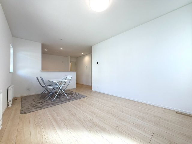 【新築戸建】札幌市北区新琴似5条16丁目2棟の居間・リビング|リビングが見渡せる対面キッチンを採用。内装(壁・床・建具)は白を基調とし、明るい雰囲気となっています。