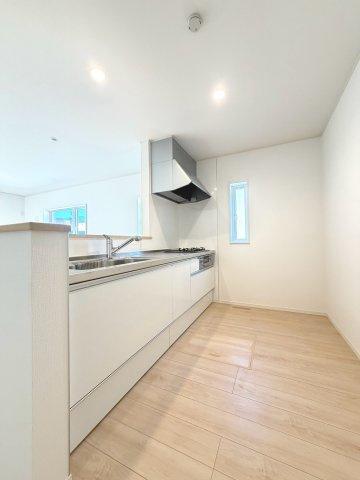 【新築戸建】札幌市北区新琴似5条16丁目2棟のキッチン|広々システムキッチンは、シンク・調理部分だけではなく、小物から大きな調理器具まで収納でき、出し入れもスムーズな収納充実プランを採用。食洗器設置可能。床下収納あり。