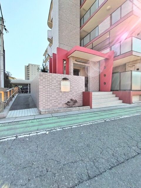 赤いアクセントラインが特徴のマンション★
