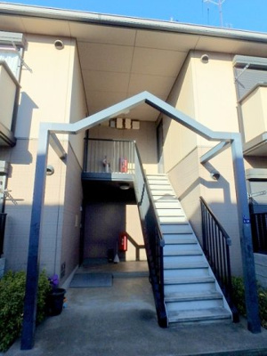 部屋と部屋の間に階段があるため、各お部屋は独立しています