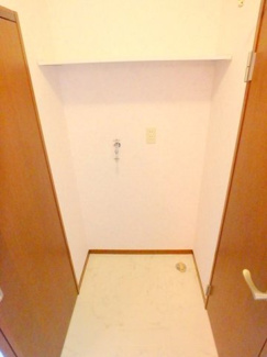 室内洗濯機置場です。ストック置きに便利な棚がございます！