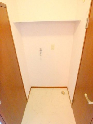 室内洗濯機置場です。ストック置きに便利な棚がございます！