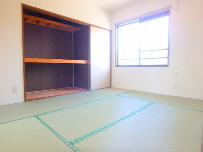 小さなお子様の遊び場や、客間として活用できる和室は６帖♪