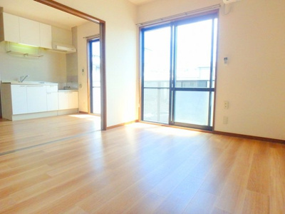 バルコニーに面したお部屋は６帖！エアコン・収納付きです♪