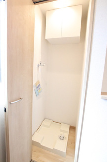 ★扉付きですっきり収納タイプの洗濯機置き場★