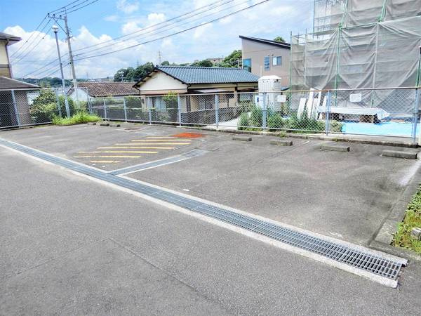 ビレッジハウス大塚台2号棟の駐車場