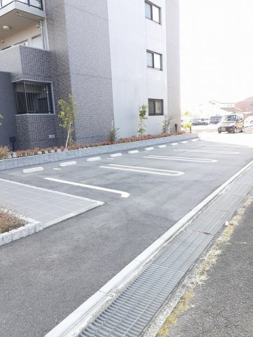 オリージャ　ビルディングの駐車場