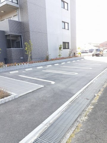 オリージャ　ビルディングの駐車場