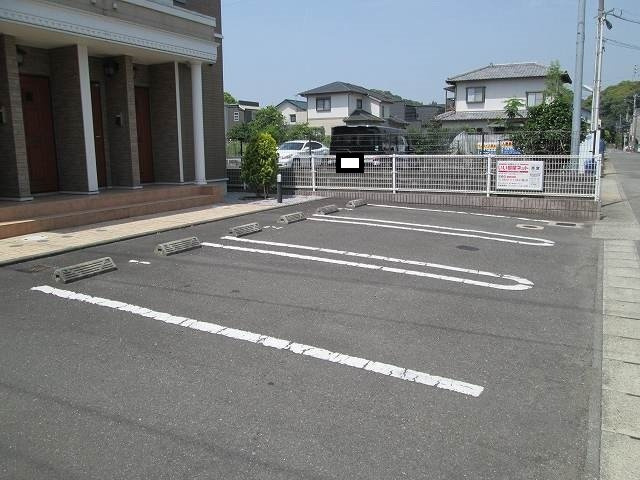 エンブレイス　Ｂの駐車場