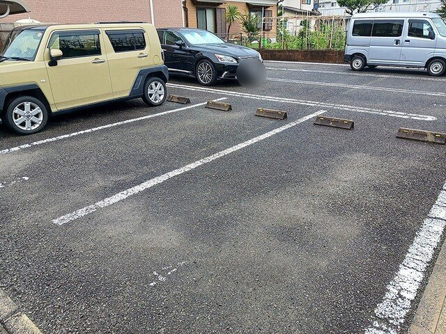 エミールシャランⅡの駐車場
