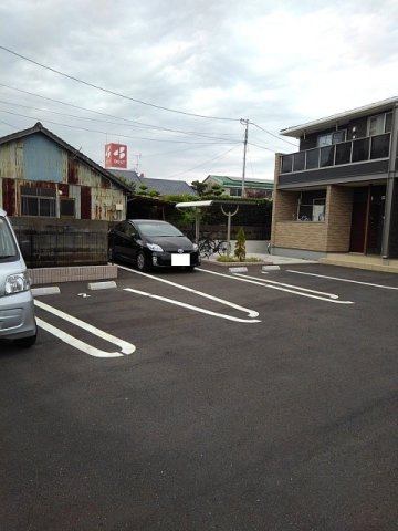 ラピス　コートの駐車場